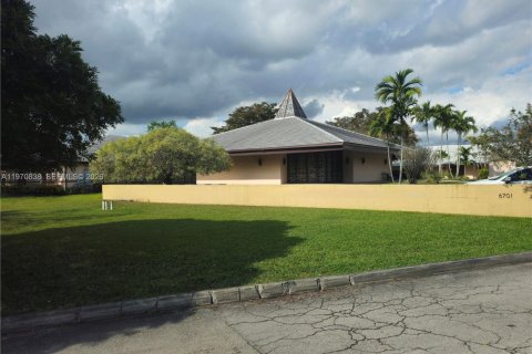 Commercial property in Miami Lakes, Florida № 2032619