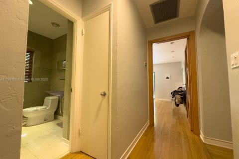 House in Miami Shores, Florida 2 bedrooms, 230.03 sq.m. № 1684123 - photo 19