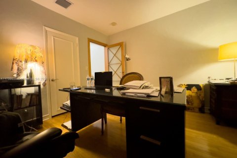 House in Miami Shores, Florida 2 bedrooms, 230.03 sq.m. № 1684123 - photo 11