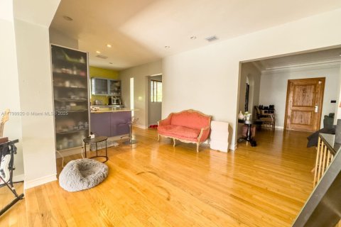 House in Miami Shores, Florida 2 bedrooms, 230.03 sq.m. № 1684123 - photo 3