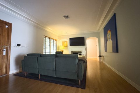 House in Miami Shores, Florida 2 bedrooms, 230.03 sq.m. № 1684123 - photo 5