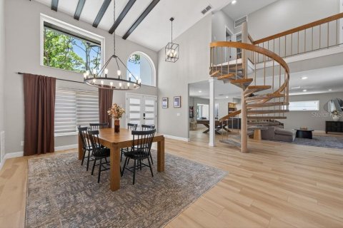 House in Saint Petersburg, Florida 5 bedrooms, 296.82 sq.m. № 2199836 - photo 9