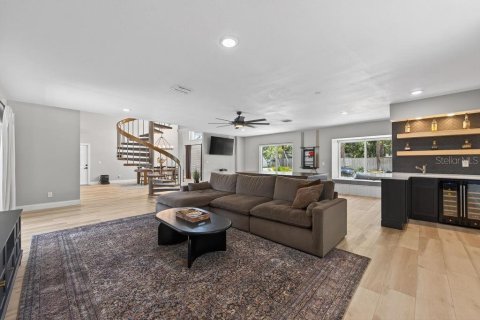 House in Saint Petersburg, Florida 5 bedrooms, 296.82 sq.m. № 2199836 - photo 22