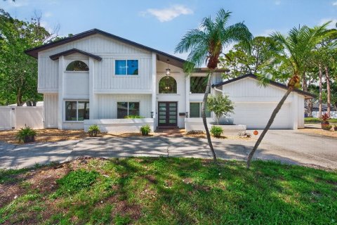 House in Saint Petersburg, Florida 5 bedrooms, 296.82 sq.m. № 2199836
