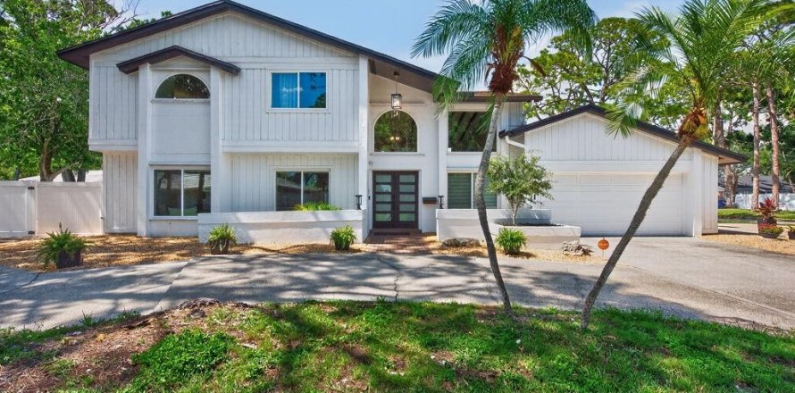 House in Saint Petersburg, Florida 5 bedrooms, 296.82 sq.m. № 2199836