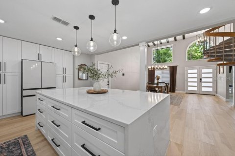 House in Saint Petersburg, Florida 5 bedrooms, 296.82 sq.m. № 2199836 - photo 16