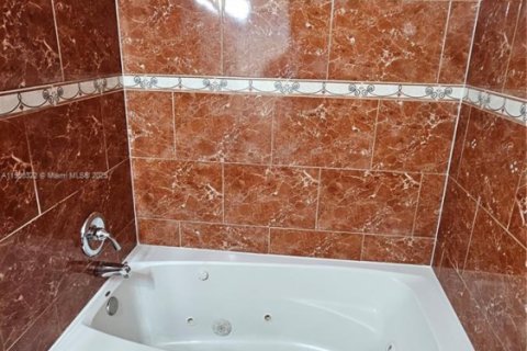 Купить виллу или дом в Вест-Парк, Флорида 3 спальни, 115.94м2, № 1957055 - фото 14