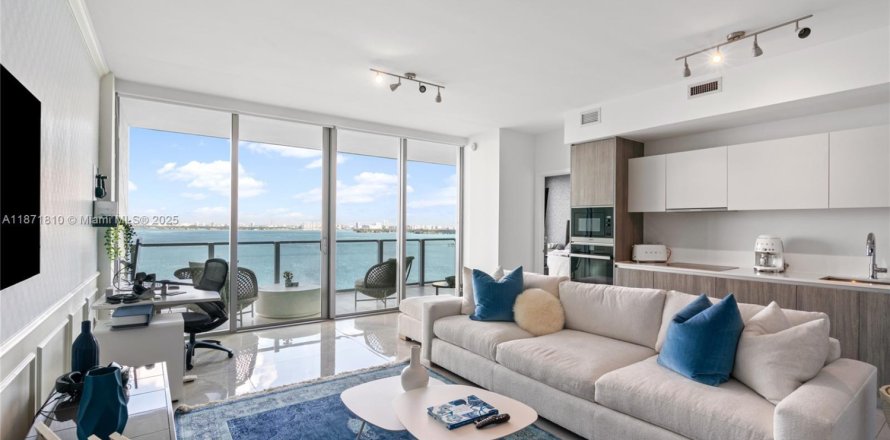 Кондоминиум с 2 спальнями в Майами, Флорида № 1922548