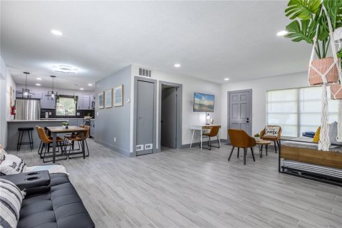 House in Orlando, Florida 4 bedrooms, 190.82 sq.m. № 2095506 - photo 4