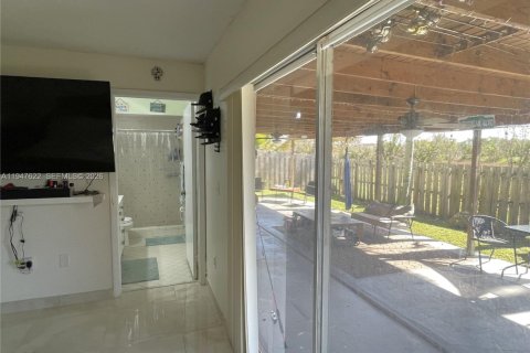 Townhouse in Cutler Bay, Florida 3 bedrooms, 127.18 sq.m. № 2005044 - photo 3