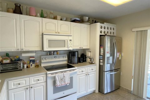 Townhouse in Cutler Bay, Florida 3 bedrooms, 127.18 sq.m. № 2005044 - photo 9