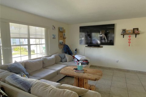 Townhouse in Cutler Bay, Florida 3 bedrooms, 127.18 sq.m. № 2005044 - photo 5