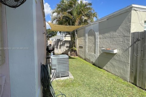 Townhouse in Cutler Bay, Florida 3 bedrooms, 127.18 sq.m. № 2005044 - photo 14