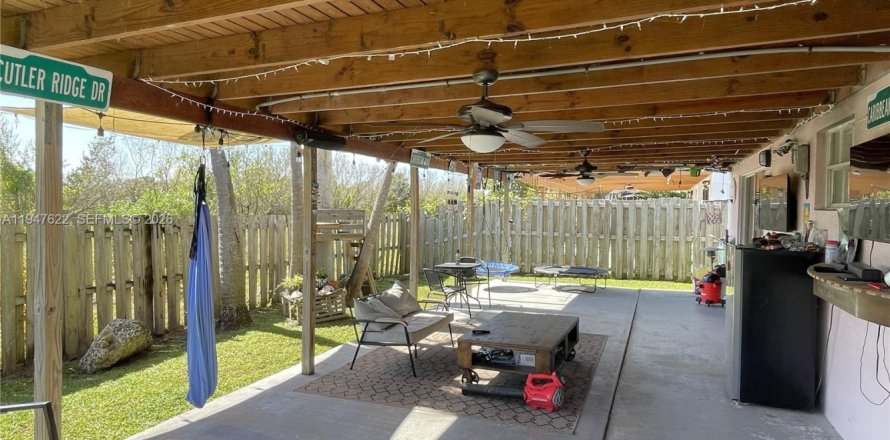 Townhouse in Cutler Bay, Florida 3 bedrooms, 127.18 sq.m. № 2005044