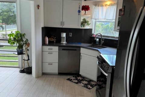 Condo in Lake Worth, Florida, 2 bedrooms  № 2188093 - photo 3
