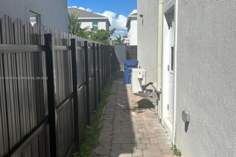 Commercial property in Homestead, Florida 1 bedroom, 250.46 sq.m. № 1953308 - photo 12