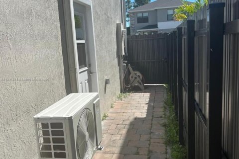 Commercial property in Homestead, Florida 1 bedroom, 250.46 sq.m. № 1953308 - photo 18