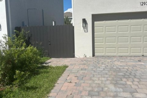 Commercial property in Homestead, Florida 1 bedroom, 250.46 sq.m. № 1953308 - photo 15