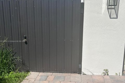 Commercial property in Homestead, Florida 1 bedroom, 250.46 sq.m. № 1953308 - photo 8