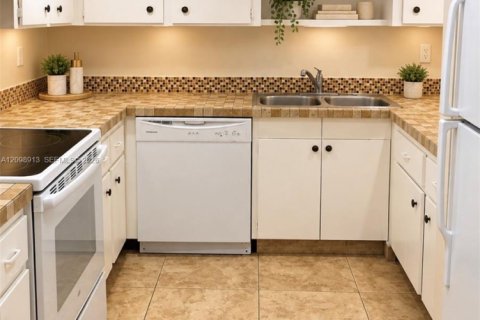 Copropriété à louer à Hialeah, Floride: 1 chambre, 80.82 m2 № 2397414 - photo 4
