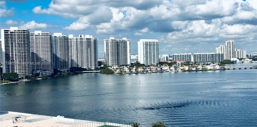 Studio à Condo à Sunny Isles Beach, Floride № 1998761