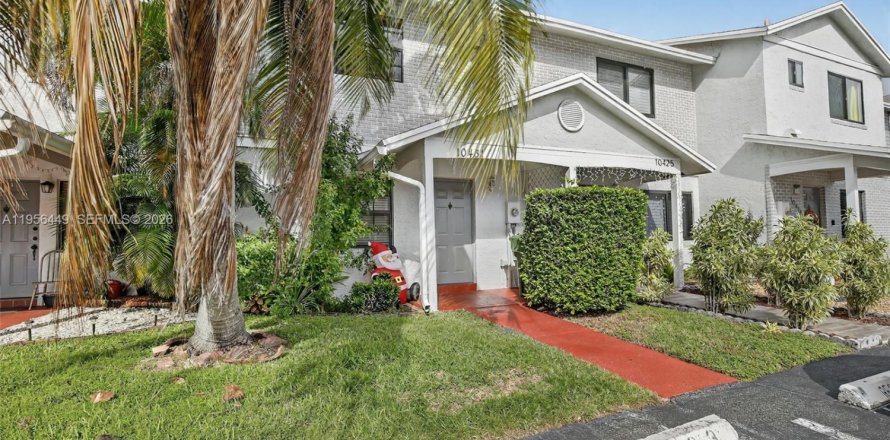 House in Pembroke Pines, Florida 2 bedrooms, 113.71 sq.m. № 2010632