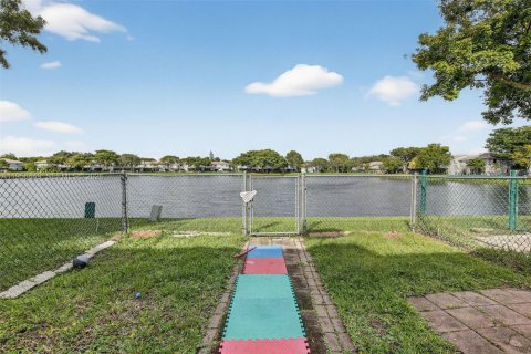 House in Pembroke Pines, Florida 2 bedrooms, 113.71 sq.m. № 2010632 - photo 16