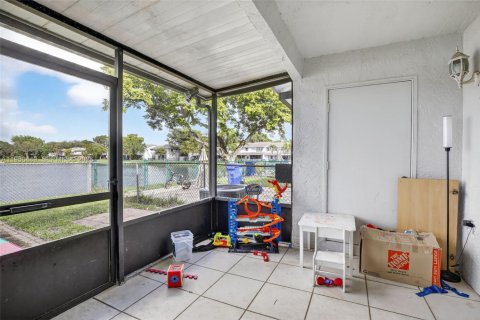 House in Pembroke Pines, Florida 2 bedrooms, 113.71 sq.m. № 2010632 - photo 15