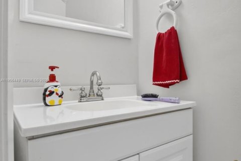 House in Pembroke Pines, Florida 2 bedrooms, 113.71 sq.m. № 2010632 - photo 7