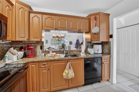 House in Pembroke Pines, Florida 2 bedrooms, 113.71 sq.m. № 2010632 - photo 6