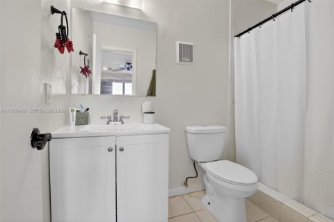 House in Pembroke Pines, Florida 2 bedrooms, 113.71 sq.m. № 2010632 - photo 24