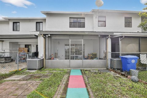 House in Pembroke Pines, Florida 2 bedrooms, 113.71 sq.m. № 2010632 - photo 17