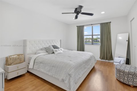 House in Pembroke Pines, Florida 2 bedrooms, 113.71 sq.m. № 2010632 - photo 25