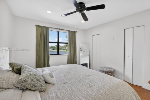 House in Pembroke Pines, Florida 2 bedrooms, 113.71 sq.m. № 2010632 - photo 26