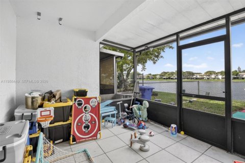 House in Pembroke Pines, Florida 2 bedrooms, 113.71 sq.m. № 2010632 - photo 14