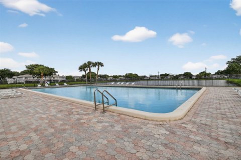 House in Pembroke Pines, Florida 2 bedrooms, 113.71 sq.m. № 2010632 - photo 30