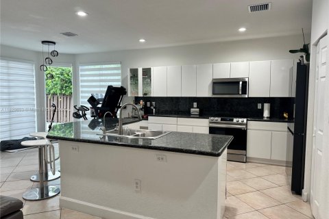 Villa ou maison à vendre à Doral, Floride: 5 chambres, 283.54 m2 № 1940694 - photo 7