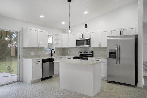 House in Sebastian, Florida 3 bedrooms, 132.57 sq.m. № 2088098 - photo 2