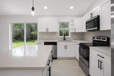 House in Sebastian, Florida 3 bedrooms, 132.57 sq.m. № 2088098 - photo 4