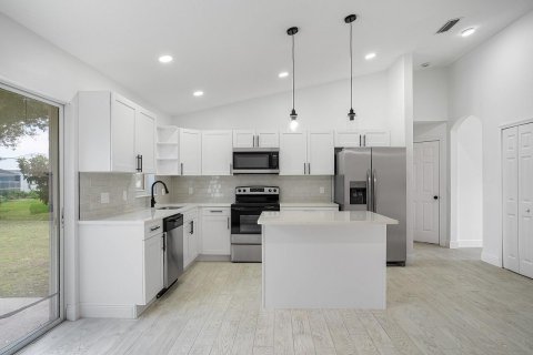 House in Sebastian, Florida 3 bedrooms, 132.57 sq.m. № 2088098 - photo 6