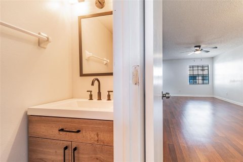 Condo in Tampa, Florida, 2 bedrooms  № 2225016 - photo 18
