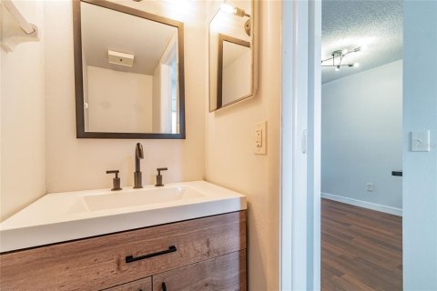 Condo in Tampa, Florida, 2 bedrooms  № 2225016 - photo 17