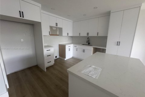 Condo in Miami, Florida, 2 bedrooms  № 1966754 - photo 1