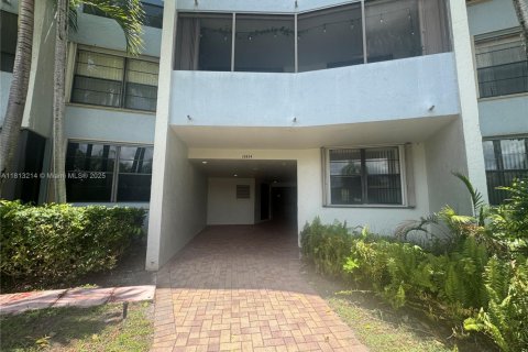 Condo in Miami, Florida, 2 bedrooms  № 1966754 - photo 11