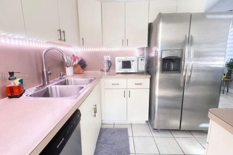 Casa en venta en Miami, Florida, 4 dormitorios, 103.31 m2 № 2000763 - foto 30