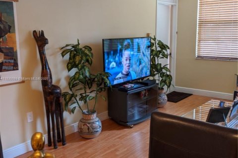 Condominio en venta en Pembroke Pines, Florida, 1 dormitorio, 72.46 m2 № 1979953 - foto 9