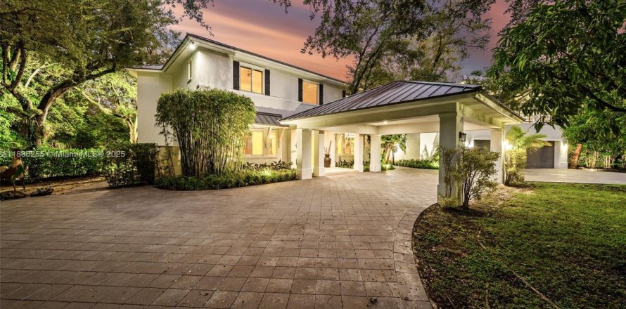 House in Pinecrest, Florida 7 bedrooms, 559.55 sq.m. № 1947781