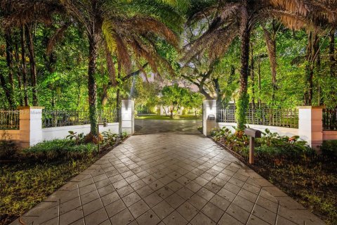 House in Pinecrest, Florida 7 bedrooms, 559.55 sq.m. № 1947781 - photo 3