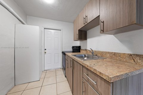 Apartamento en alquiler en Fort Lauderdale, Florida, 2 dormitorios, 69.68 m2 № 1945904 - foto 1