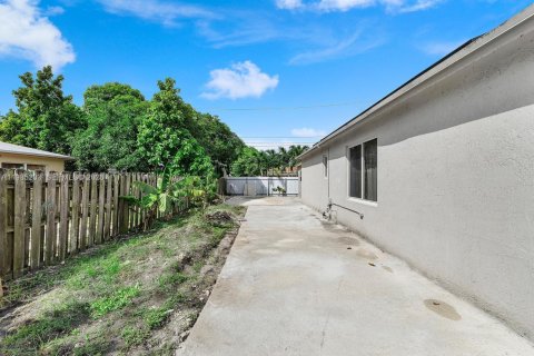 Снять в аренду коммерческую недвижимость в Санрайз, Флорида 1 спальня, 153.29м2, № 2050904 - фото 9